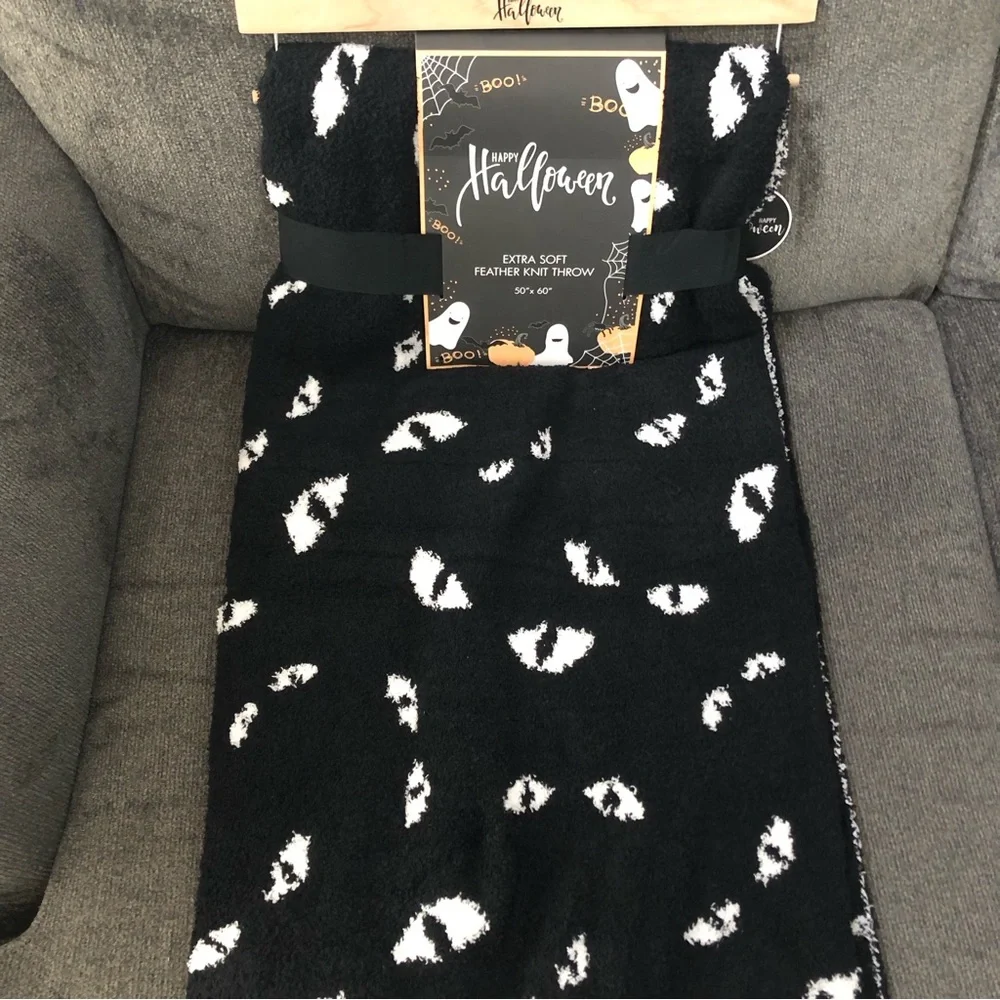 NEW NWT Happy Halloween Cat Eye Blanket Soft Feather Knit Throw 50x60